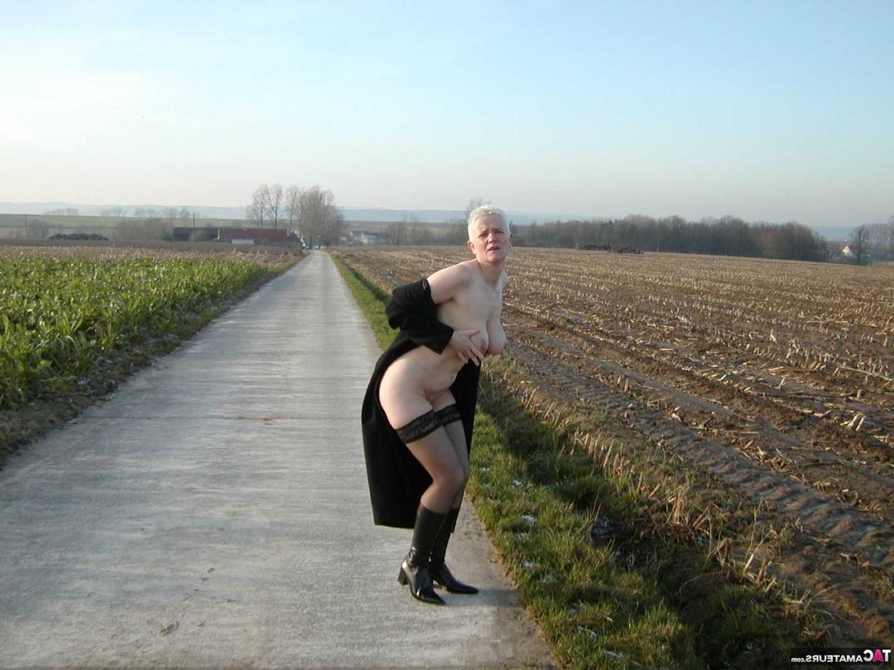 16P Die reife Blondine Tiffany Pearl zeigt ihren nackten Körper beim Besuch einer Farm