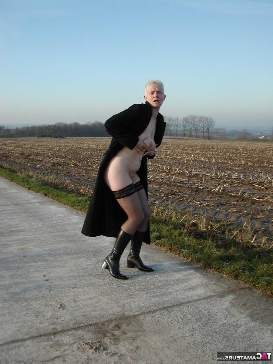 16P Die reife Blondine Tiffany Pearl zeigt ihren nackten Körper beim Besuch einer Farm