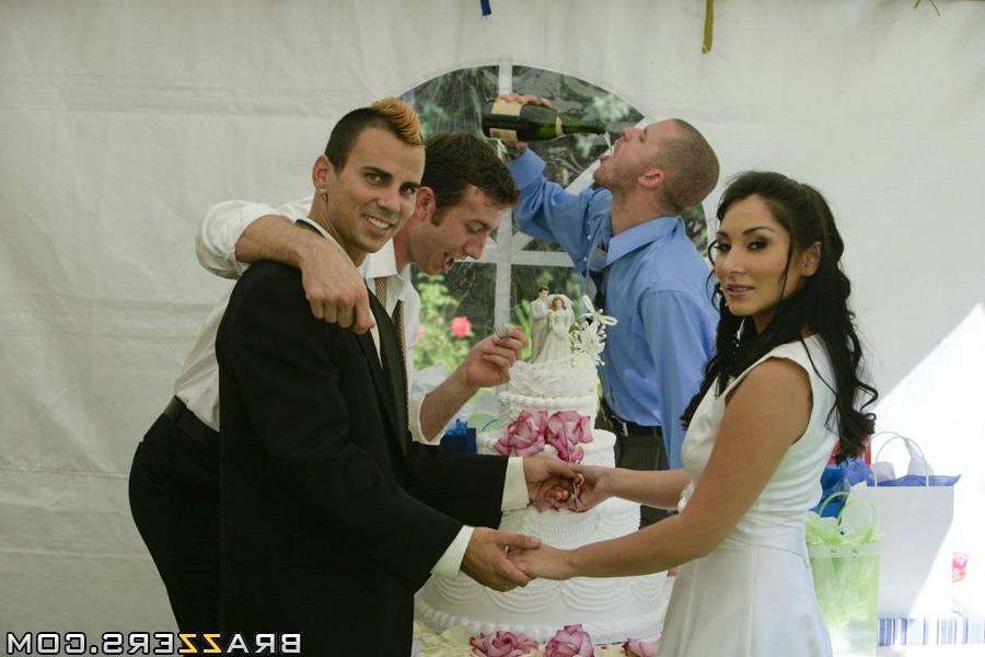 19P Die rothaarige Braut Nikki Rhodes küsst ihren neuen Ehemann an ihrem Hochzeitstag