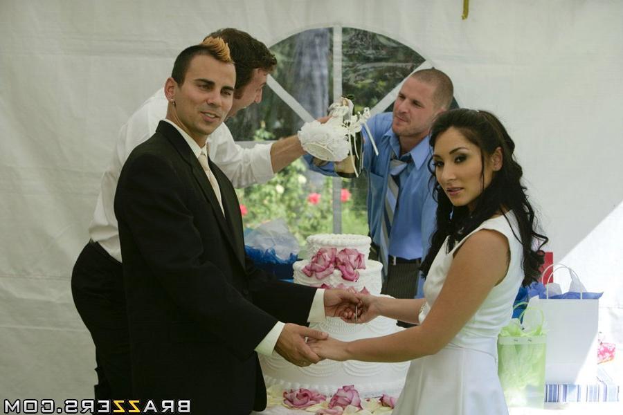 19P Die rothaarige Braut Nikki Rhodes küsst ihren neuen Ehemann an ihrem Hochzeitstag