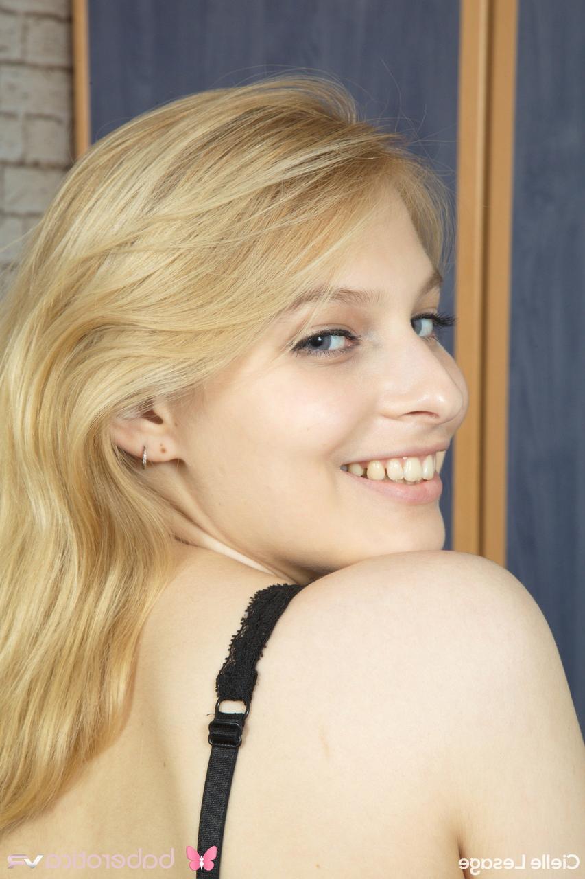20P Gata com peitos grandes Cielle Lesage revela seu corpo e espalha sua vulva