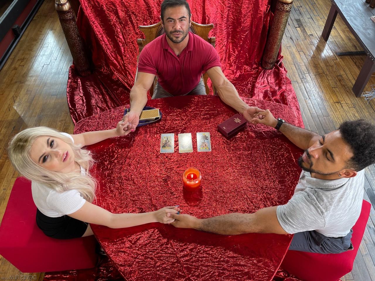 20P A loira Aria Banks se envolve em uma foda a 3 com 2 caras bissexuais