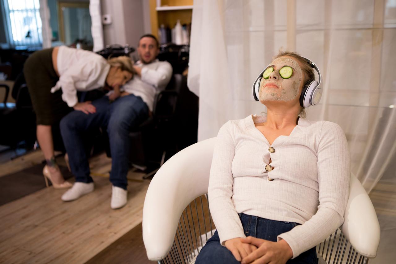 20P A cabeleireira loira Tyler Faith faz um tratamento facial em uma senhora antes de fazer sexo com seu homem