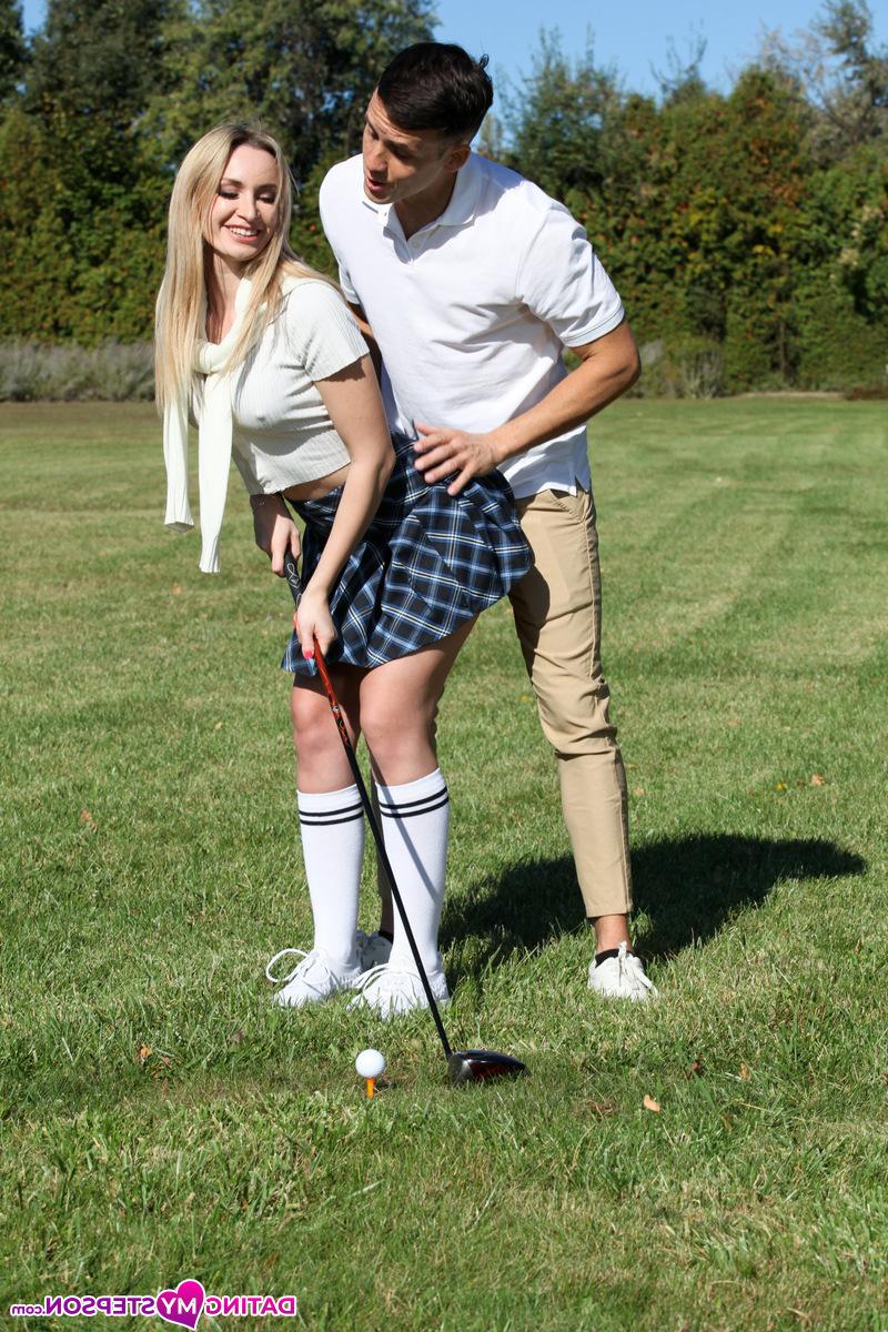 16P La MILF rubia Alex Charger se folla a su hijastro después de una ronda de golf
