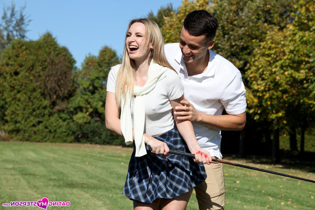 16P La MILF rubia Alex Charger se folla a su hijastro después de una ronda de golf