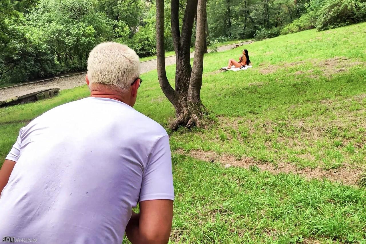 20P Das heiße tschechische Babe Maddy Black spielt beim Sex mit einem Vibrator an ihrer Klitoris