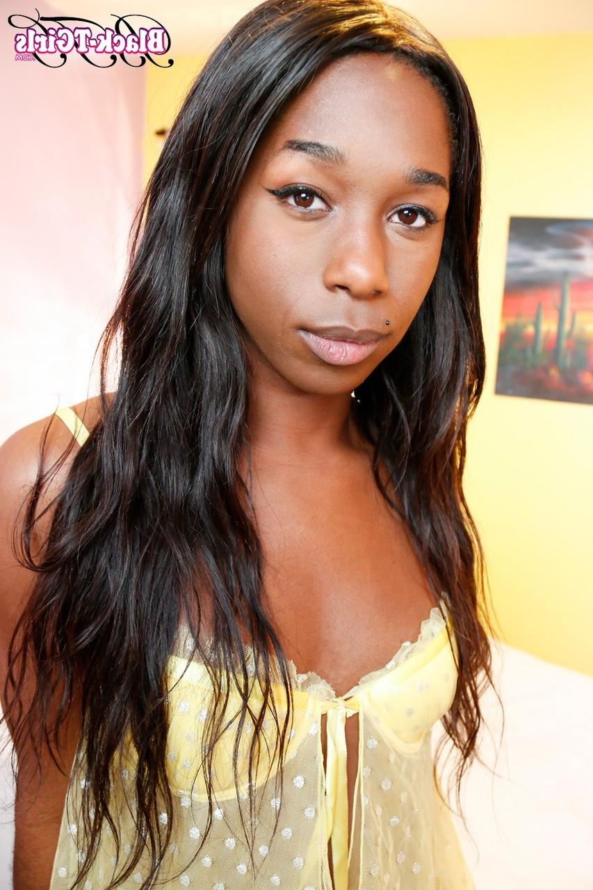 16P La transexuelle ébène bien pendue Tyra Alice branle sa bite dressée jusqu'à ce qu'elle éjacule