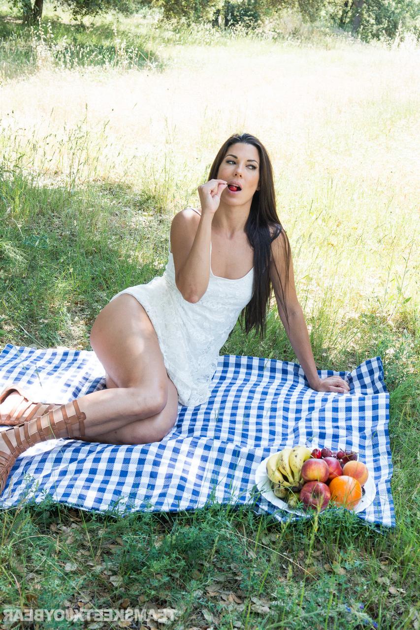 20P Das kurvige spanische Babe Julia de Lucia genießt Sex im Freien mit ihrem Liebhaber