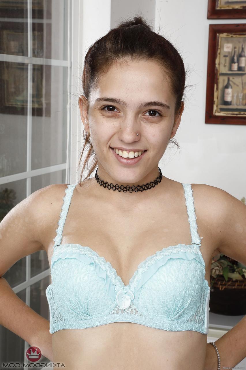 20P A pequena adolescente amadora Brooke Haze espalha sua boceta peluda e mija na tigela
