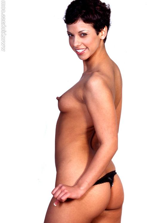 16P Novinha de cabelo curto moreno Gia conclui sexo POV com gozada nos lábios