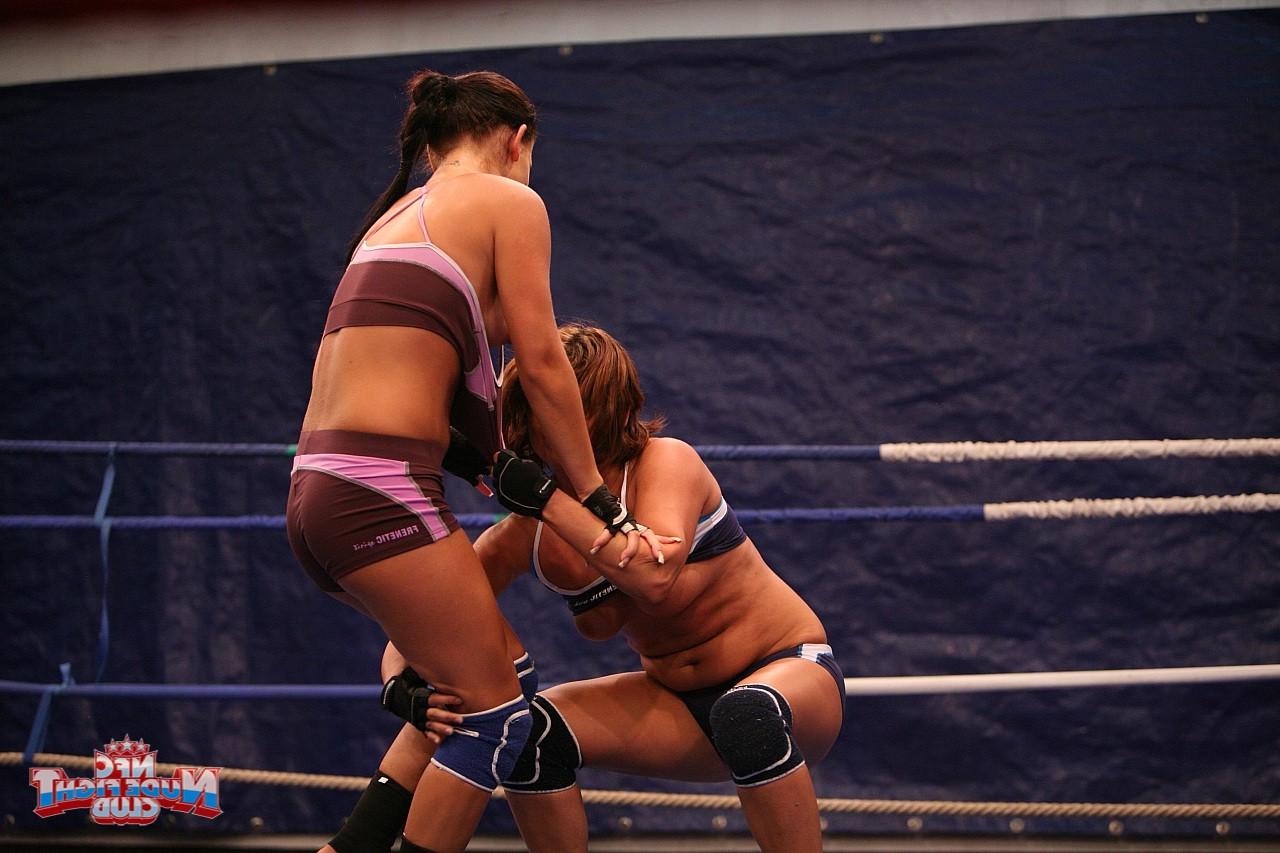 17P Las luchadoras Bellina y Rihanna Samuel follan y lamen con arnés en el ring