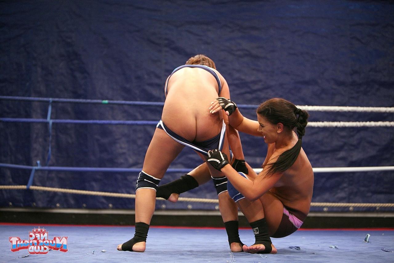 17P Las luchadoras Bellina y Rihanna Samuel follan y lamen con arnés en el ring