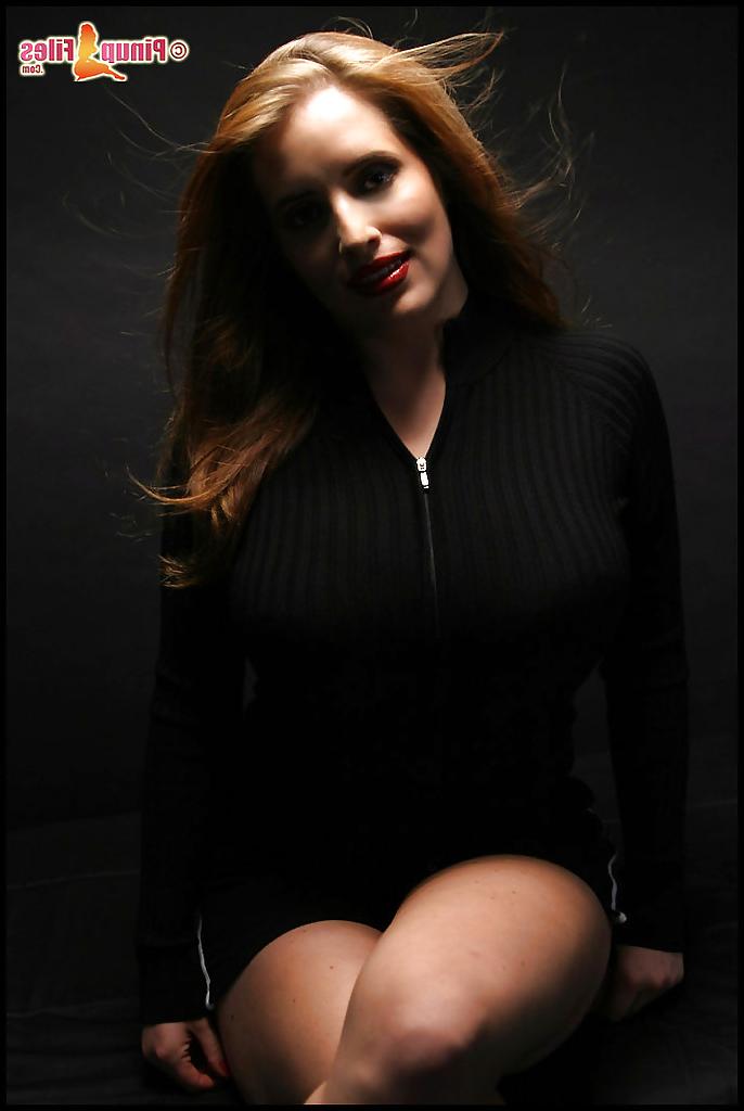 16P A beleza titted abre o zíper da camisa e mostra seus enormes melões
