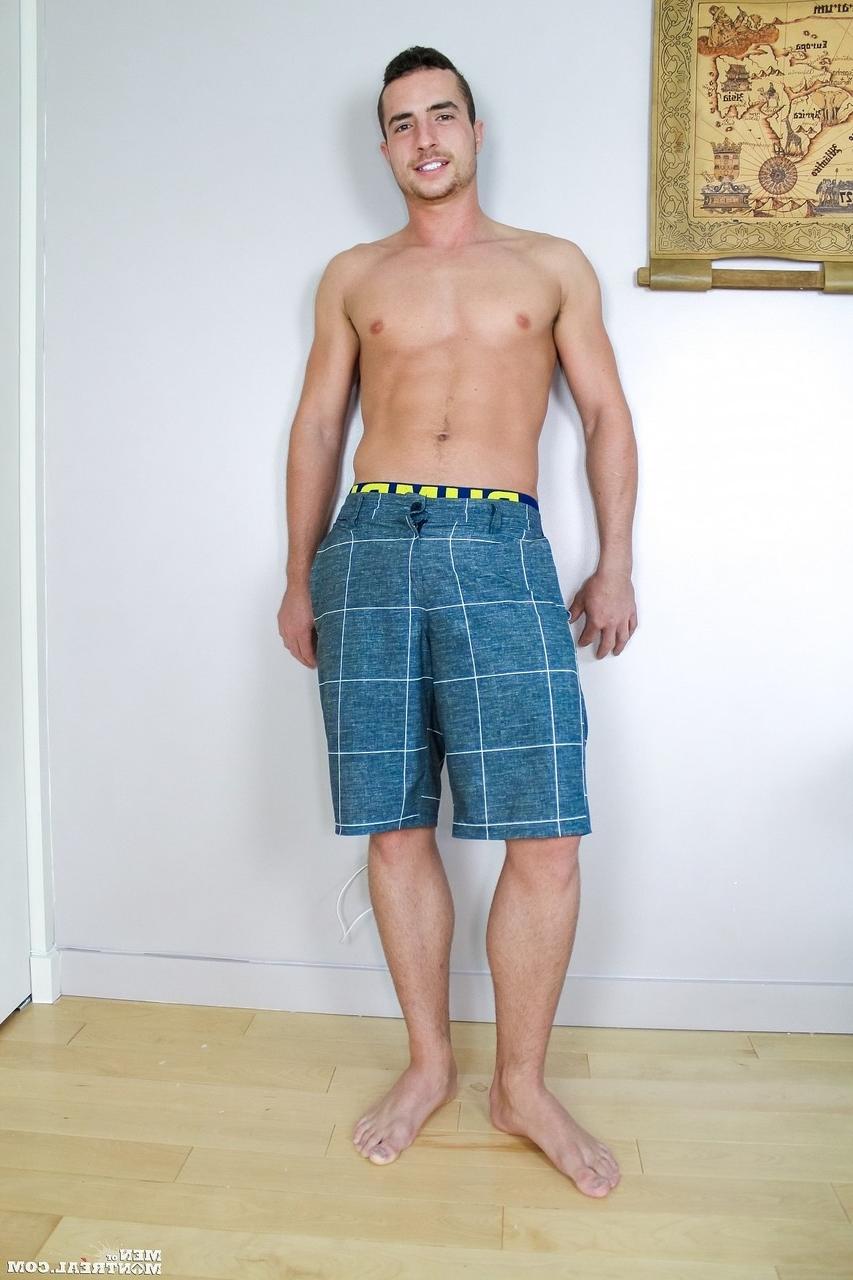 20P El amateur gay Andrew Strong muestra su cuerpo delgado, agarra su vara sin cortar y se masturba