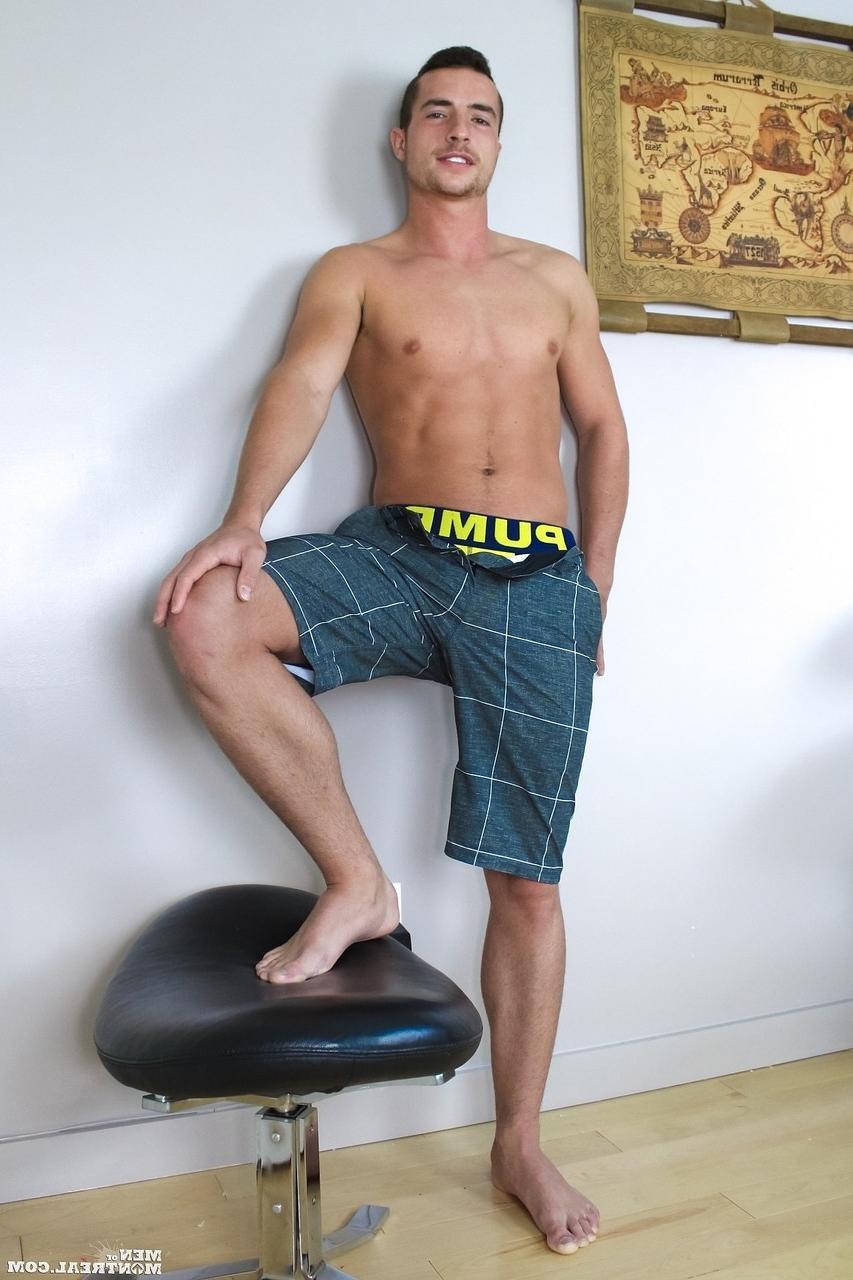 20P El amateur gay Andrew Strong muestra su cuerpo delgado, agarra su vara sin cortar y se masturba