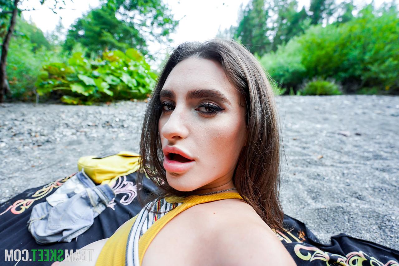 20P La joven alta con un gran culo Mila Taylor follada al aire libre en POV