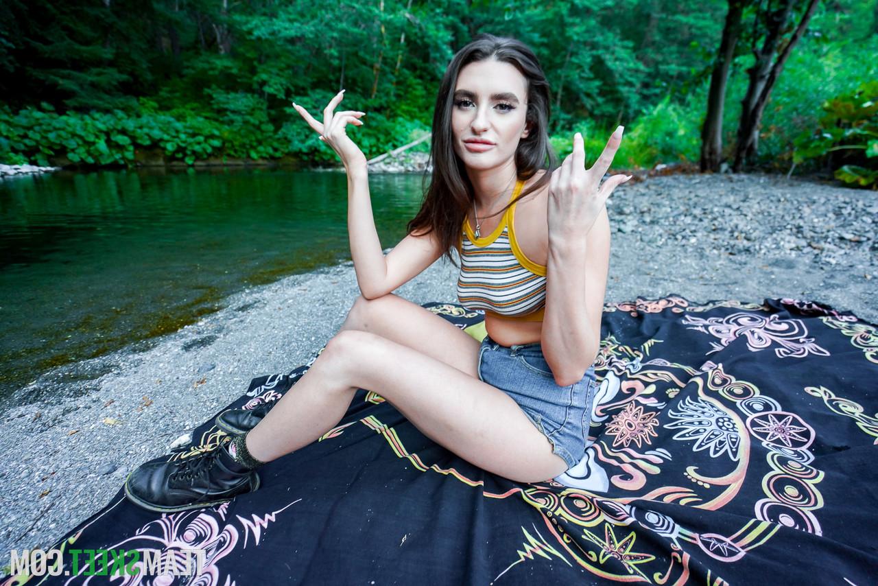20P La joven alta con un gran culo Mila Taylor follada al aire libre en POV