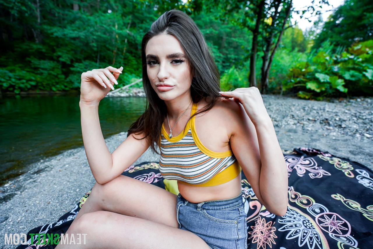 20P La joven alta con un gran culo Mila Taylor follada al aire libre en POV
