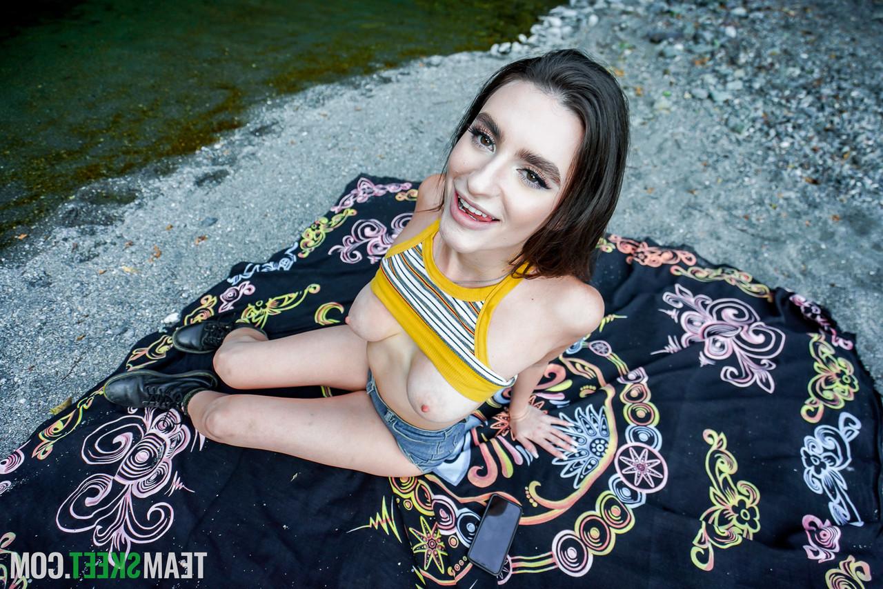 20P La joven alta con un gran culo Mila Taylor follada al aire libre en POV