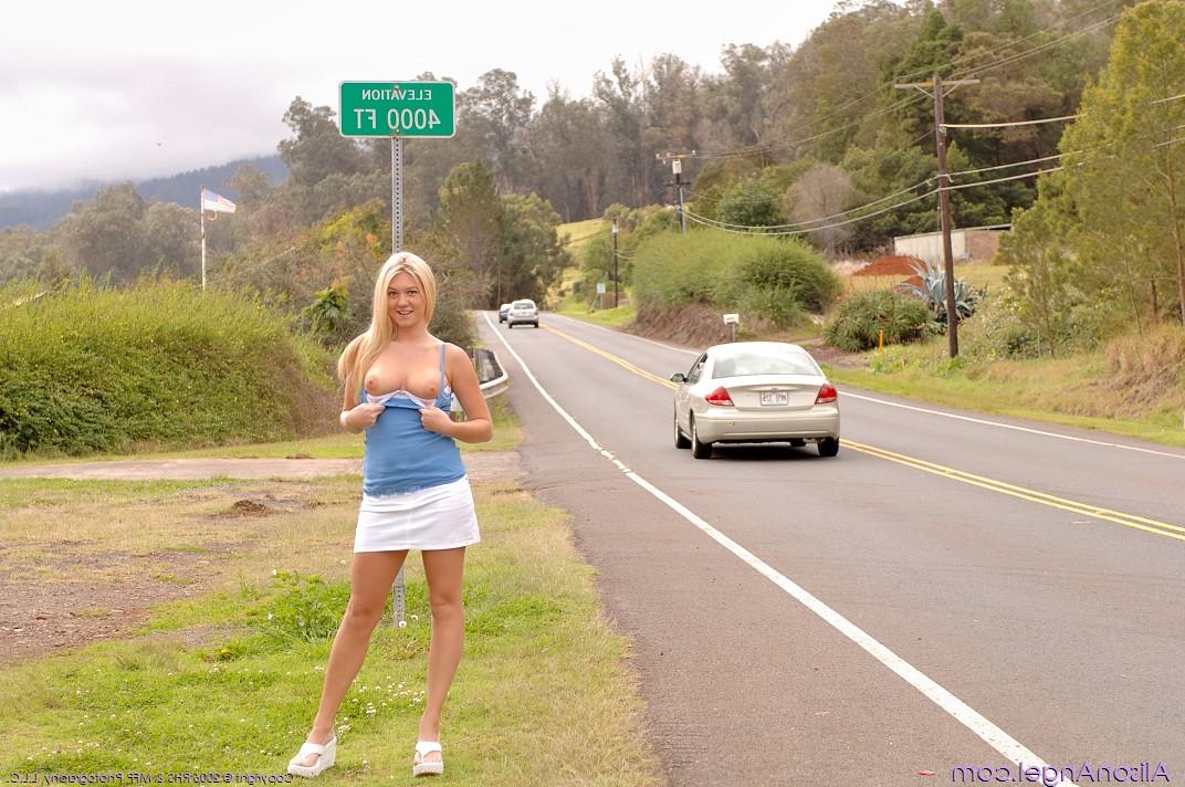 20P A loira brincalhona Alison exibindo seus peitos grandes e uma saia levantada na estrada