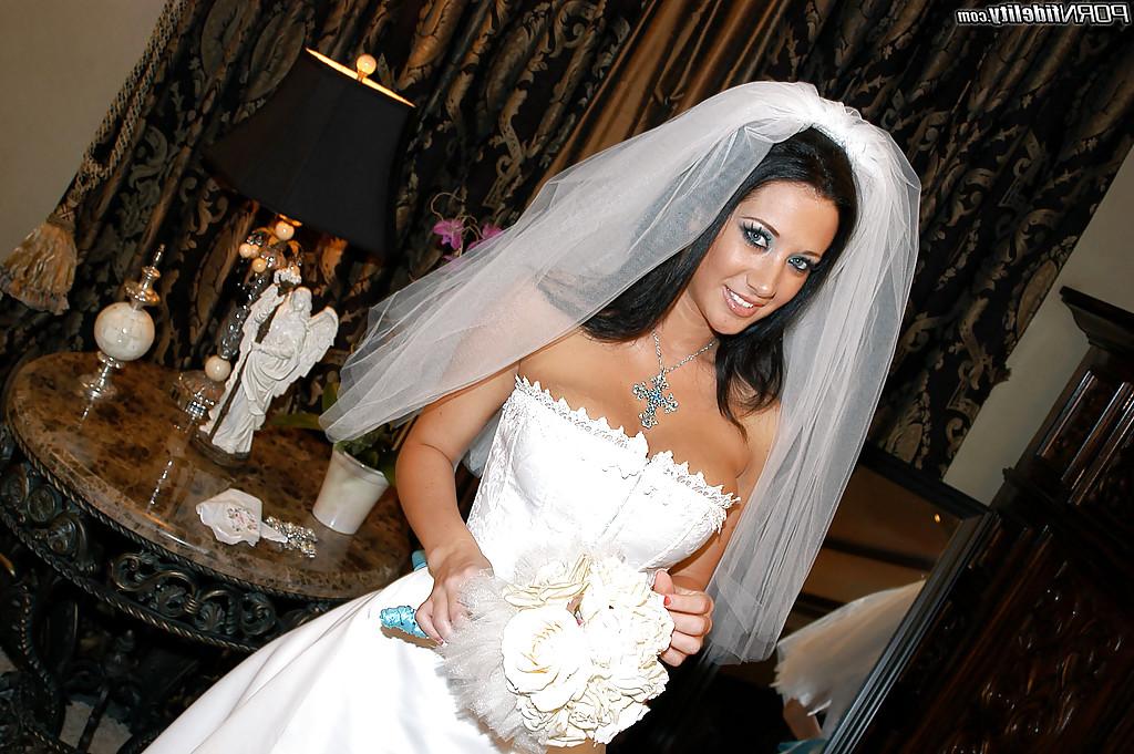 14P Jayden Jaymes se fait baiser la chatte à fond dans une robe de mariée.