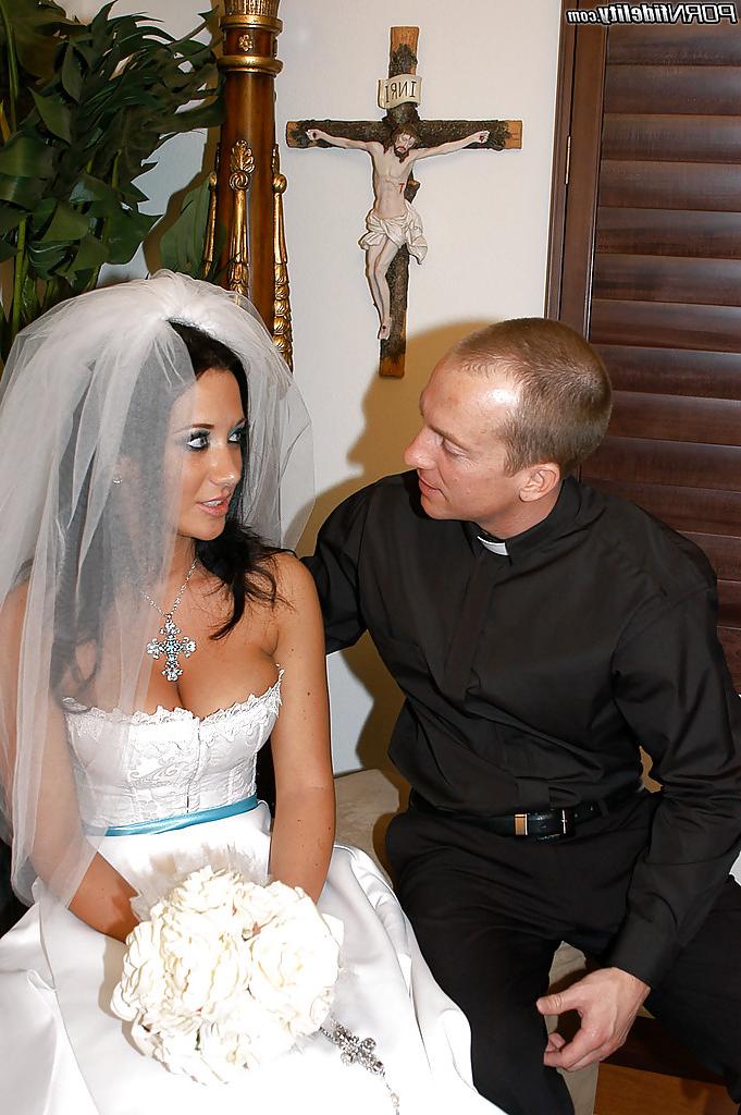 14P Jayden Jaymes se fait baiser la chatte à fond dans une robe de mariée.