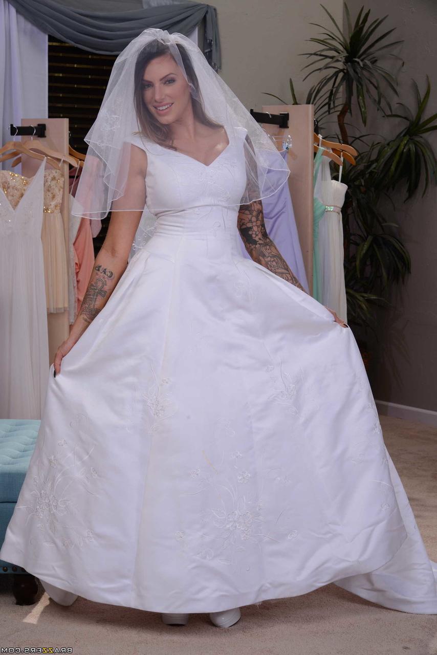 18P Noiva latina tatuada Juelz Ventura troca vestido de noiva para espalhar buceta