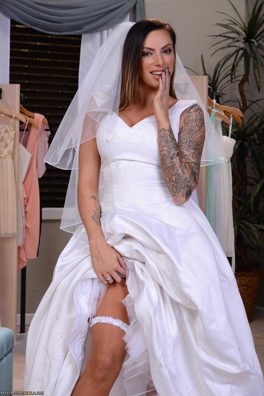 18P Noiva latina tatuada Juelz Ventura troca vestido de noiva para espalhar buceta