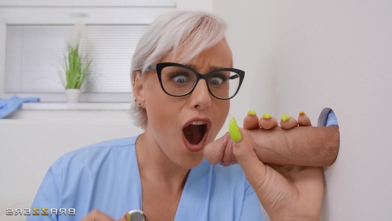 20P Die tschechische Krankenschwester mit den großen Titten Angel Wicky wird von einem kleinen Patienten in den Arsch gefickt