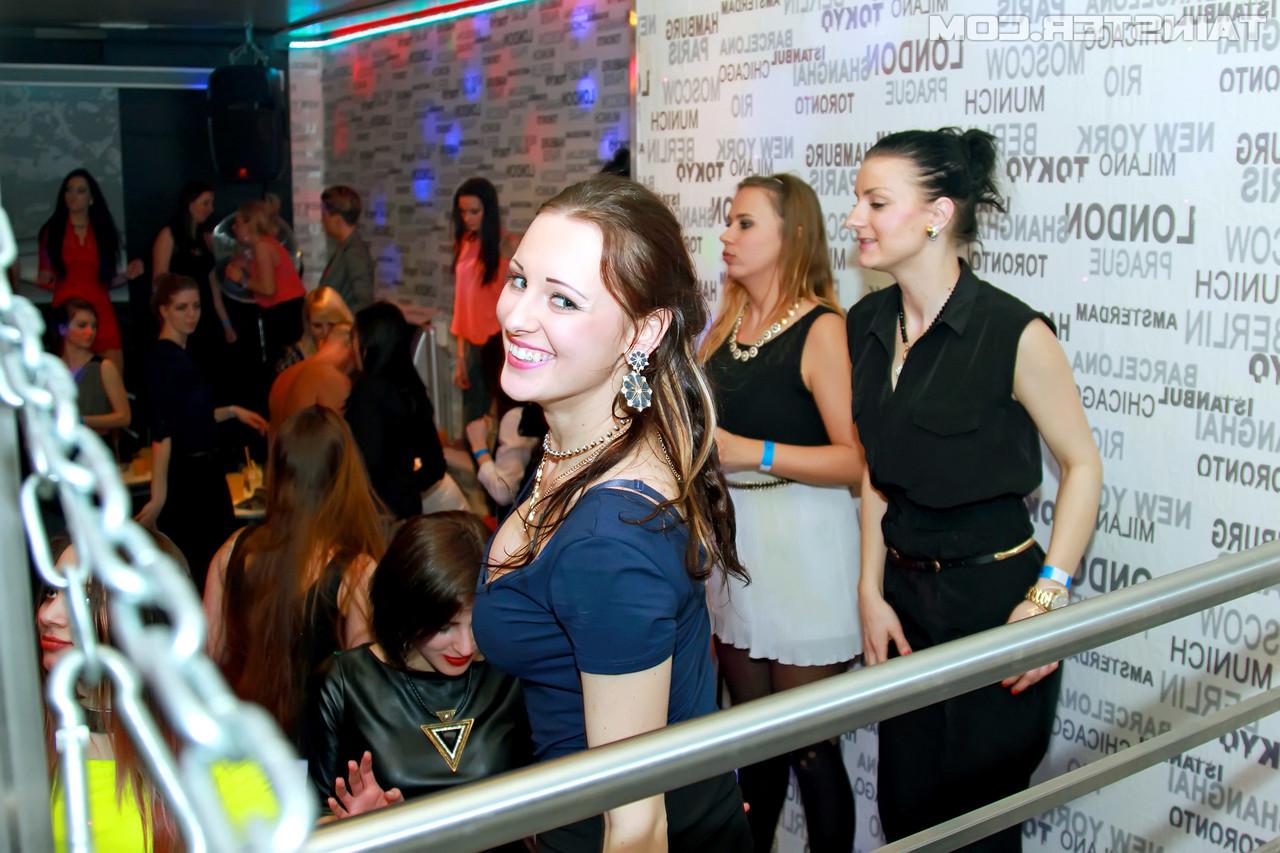 15P Partygirls haben während eines Mädelsabends Sex mit männlichen Strippern