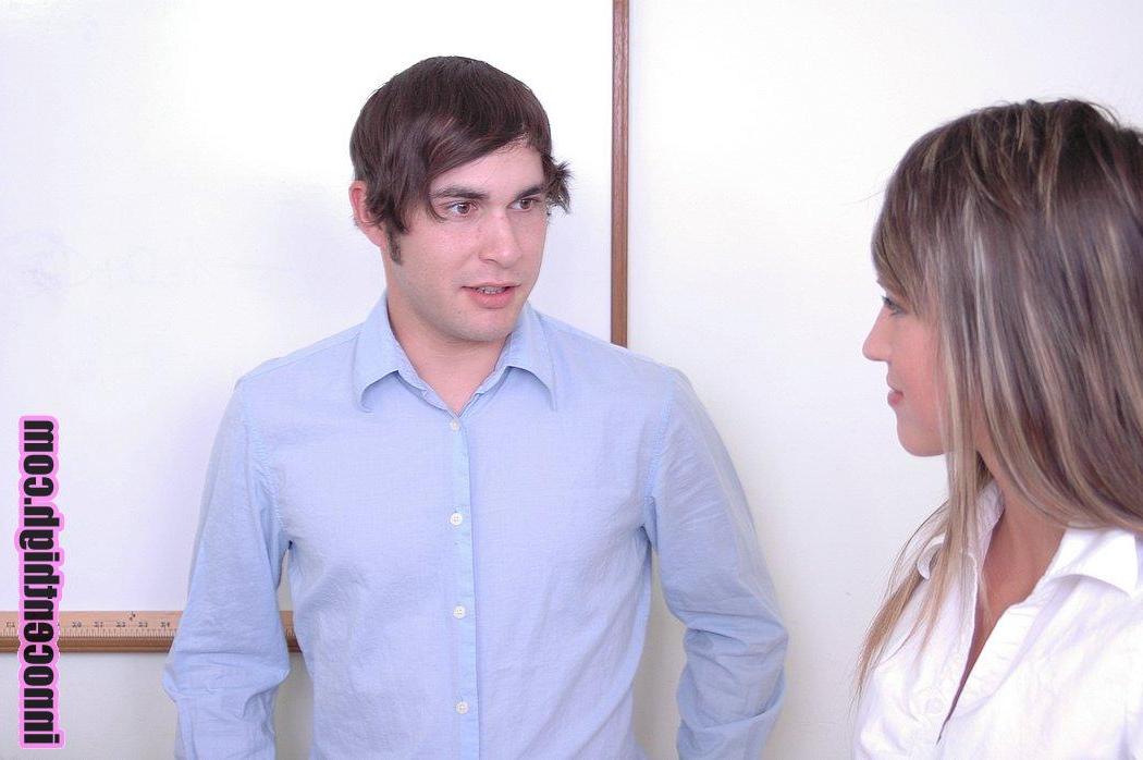 20P La hermosa morena Madison Monroe se folla a su colega en la oficina y come semen