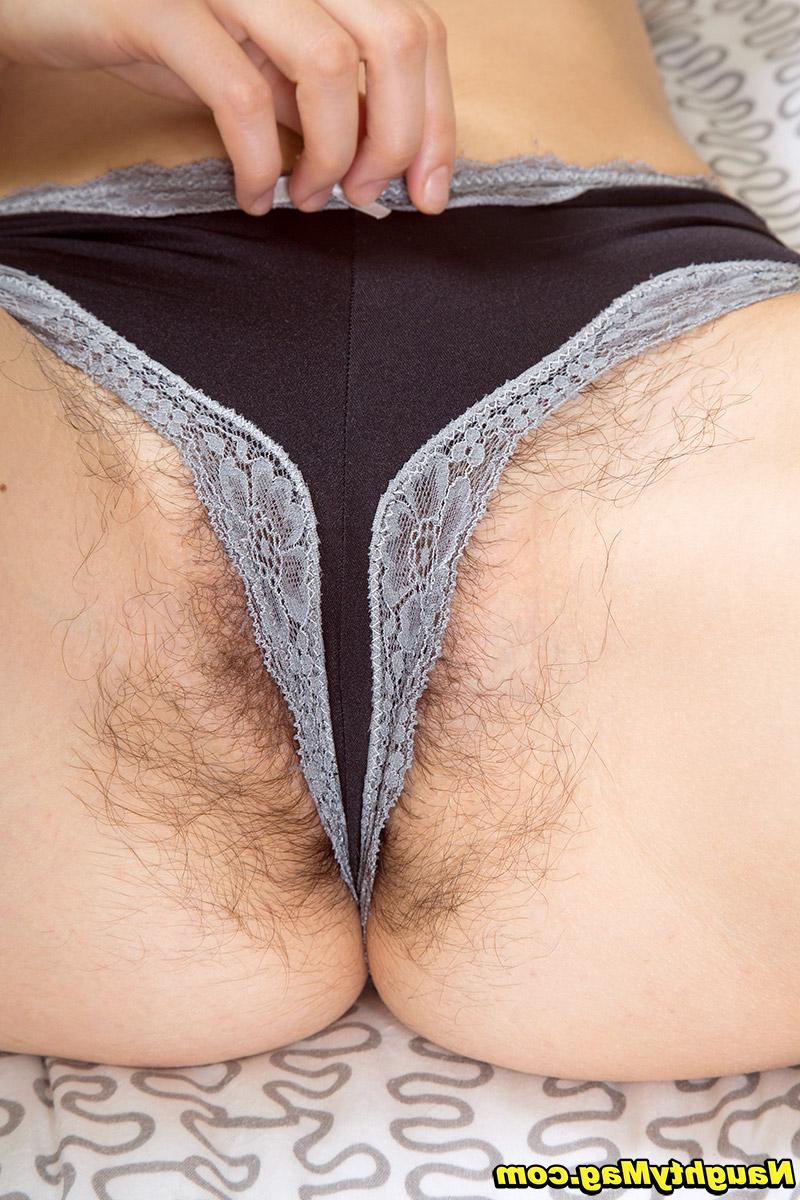 16P Sweet Ole Nina mostra seus peitos pequenos e seu castor muito peludo de perto