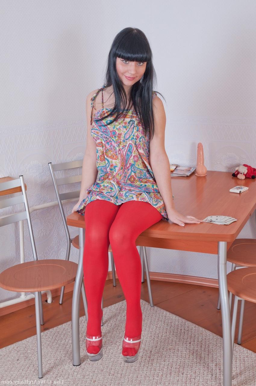 19P Lisa irresistivelmente gostosa com peitos empinados brinca buceta peluda com vibrador em cima da mesa