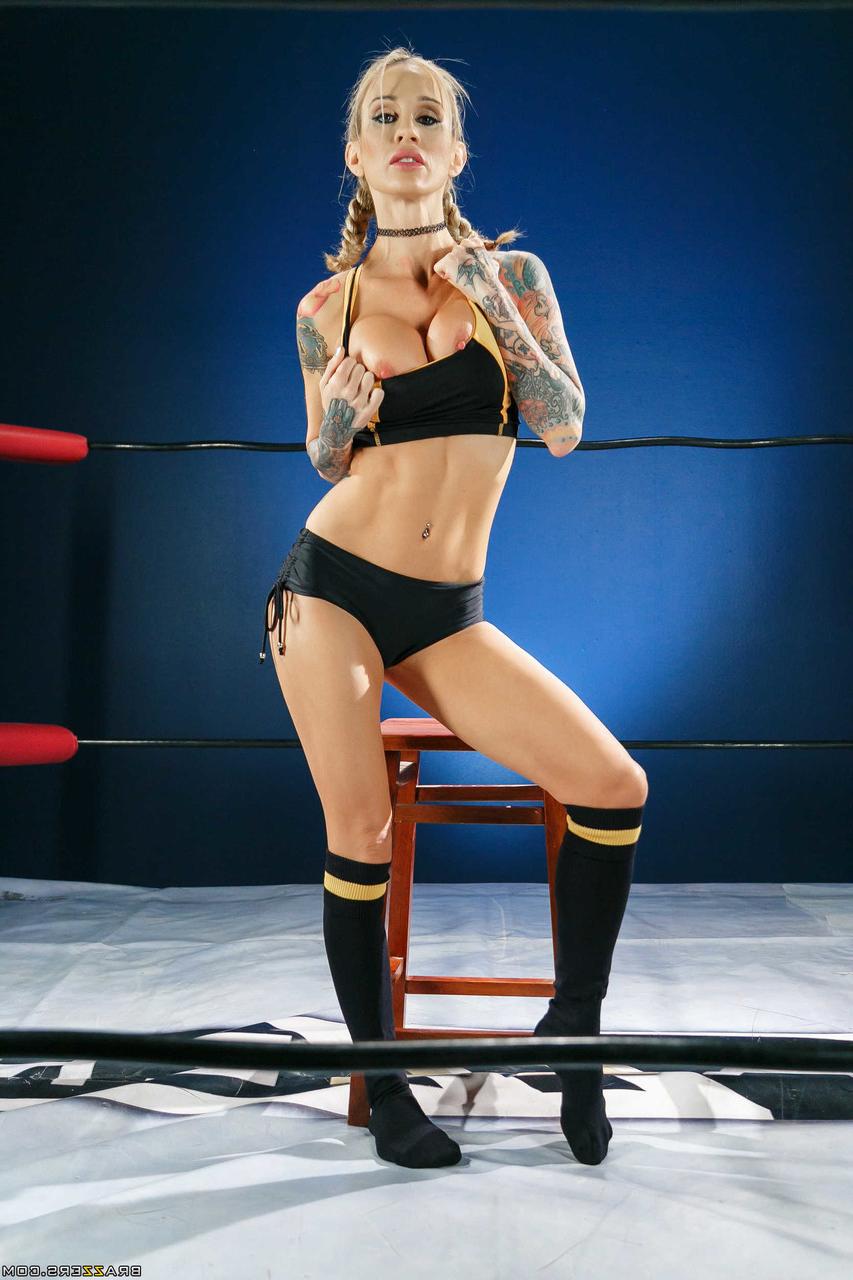 19P La lutteuse tatouée Sarah Jessie expose ses gros seins et son corps sexy et serré.