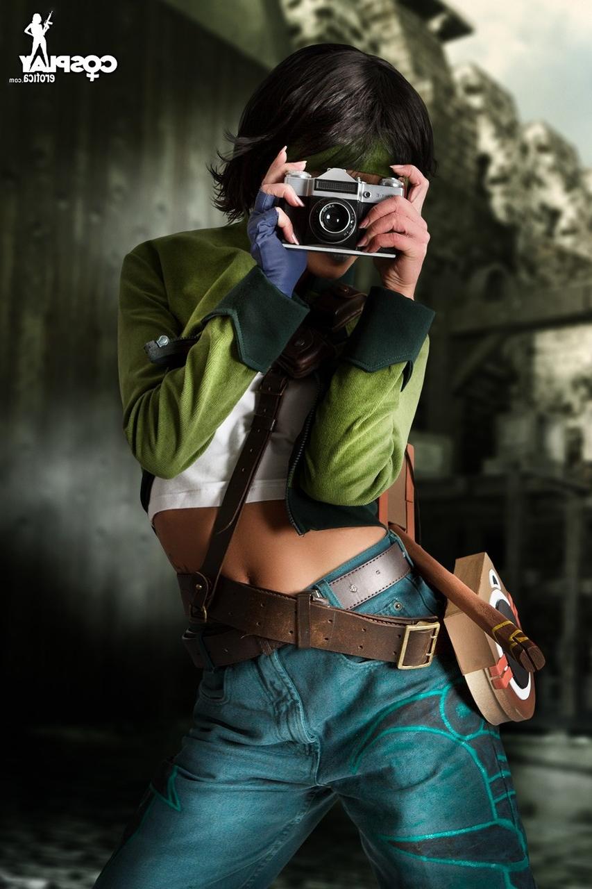 12P La pequeña cosplayer se baja la tanga antes de frotar su coño con un bastón