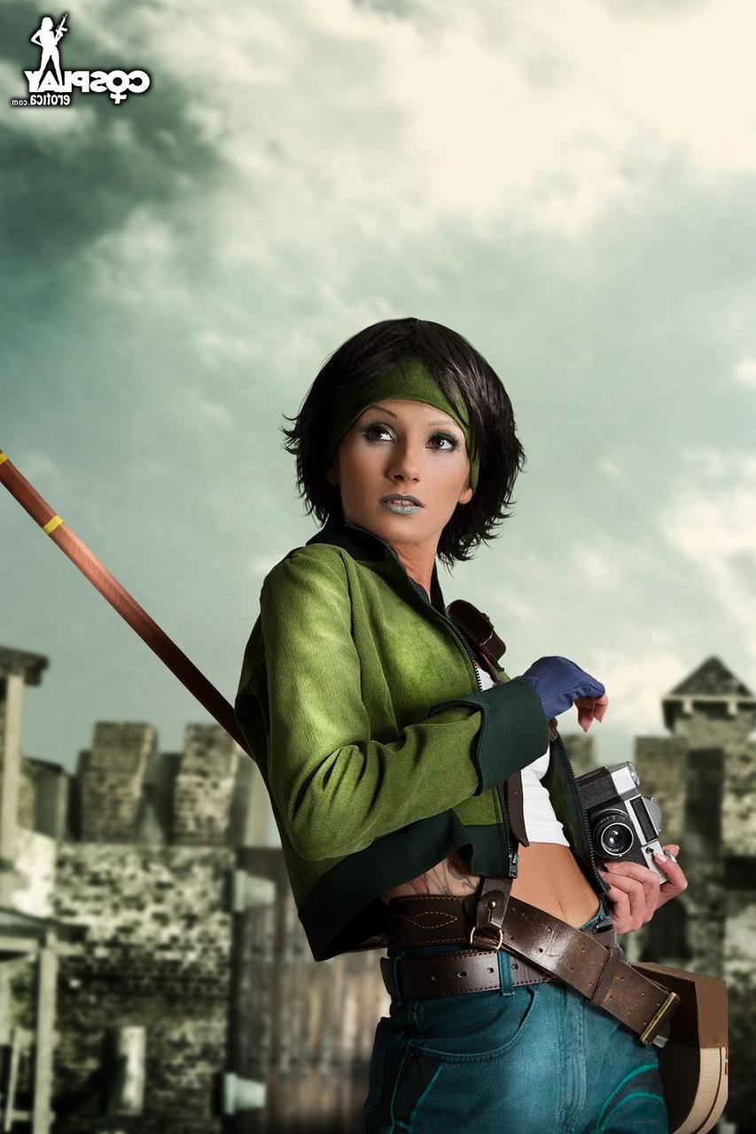 12P La pequeña cosplayer se baja la tanga antes de frotar su coño con un bastón