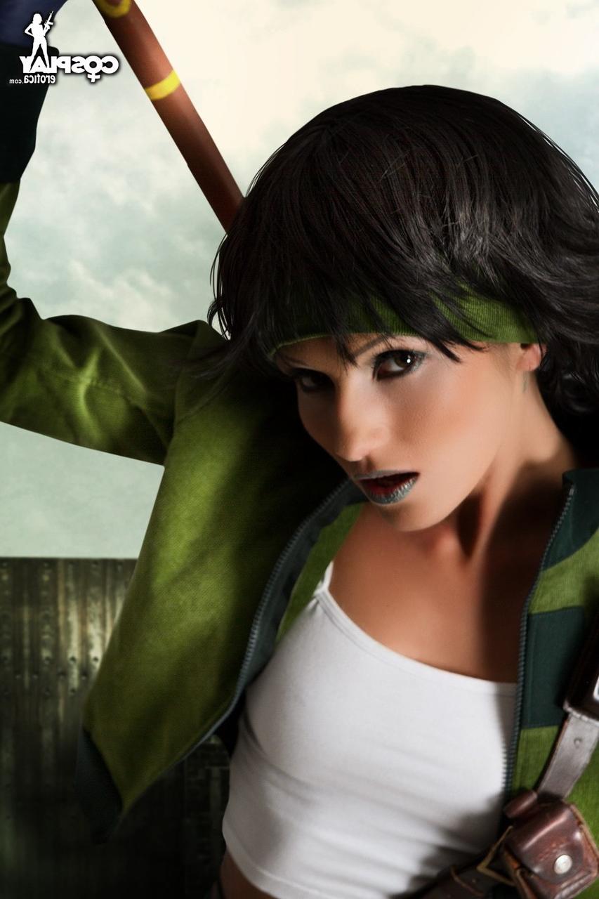 12P La pequeña cosplayer se baja la tanga antes de frotar su coño con un bastón