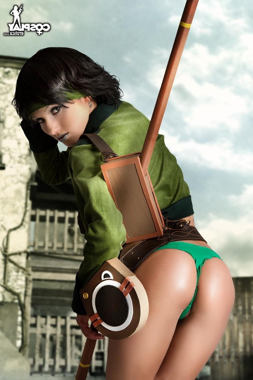 12P La pequeña cosplayer se baja la tanga antes de frotar su coño con un bastón