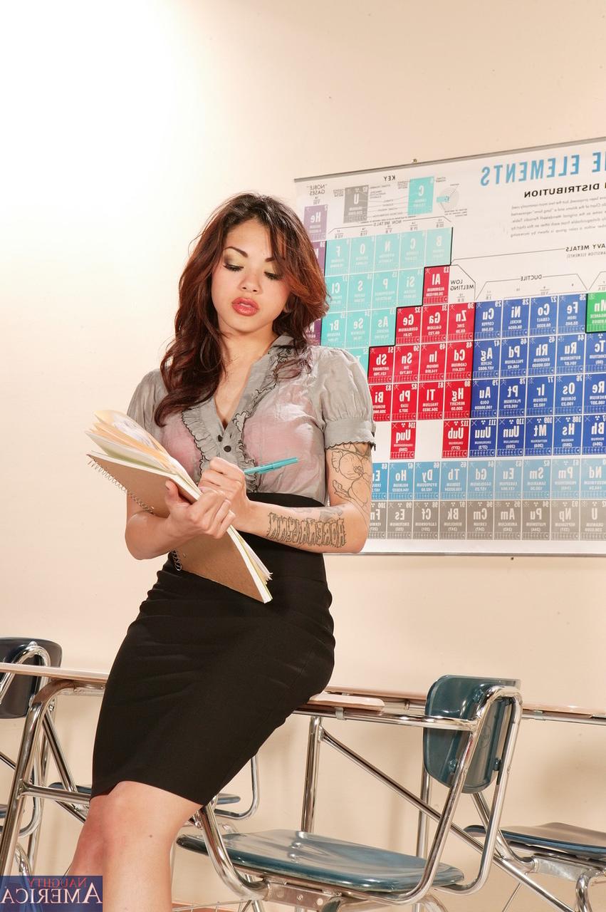 20P La impresionante profesora MILF Adrenalynn expone sus grandes y jugosas tetas y posa desnuda