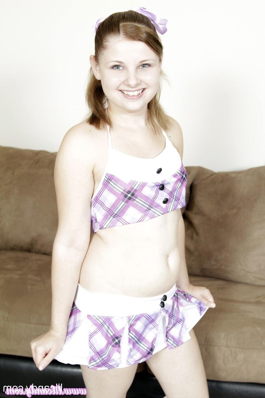 16P Die kleine Teenagerin Lil Candy lässt sich ihren süßen Muff fingern, bevor sie zwei Schwänze gleichzeitig bläst