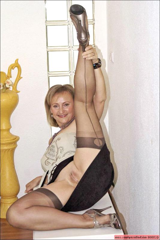 12P Verführerische blonde Fettschicht zieht ihre Hose aus, spreizt ihre mit Nylon bedeckten Beine und st