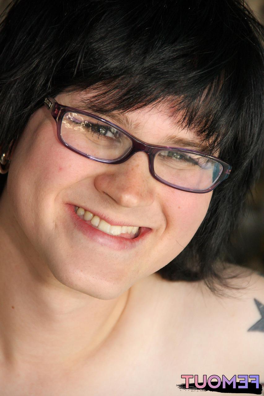 16P La transexual caliente Sabrina Redford muestra su polla chupable y completamente erecta al aire libre