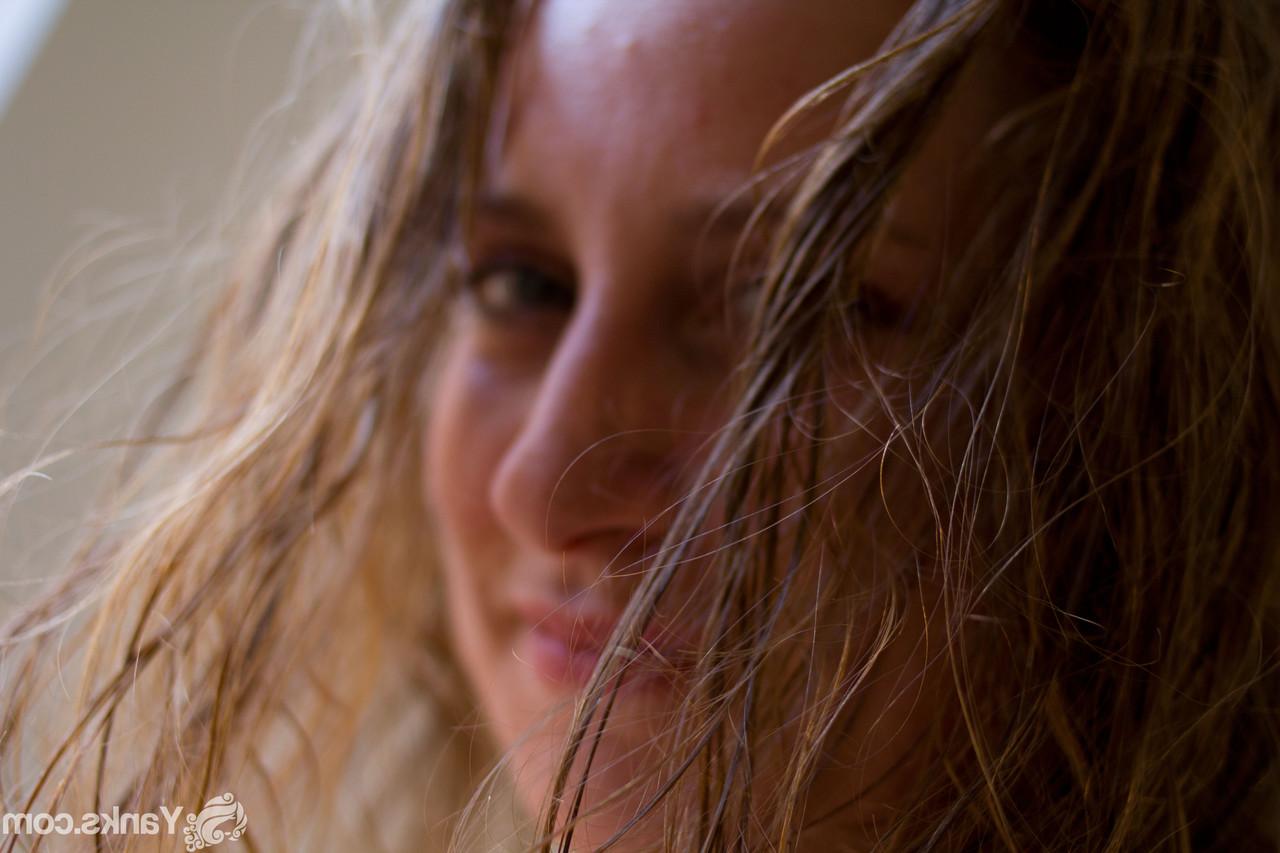 15P Das Amateurmädchen Nichole stellt auf einem Bett ihr großes Naturtalent zur Schau