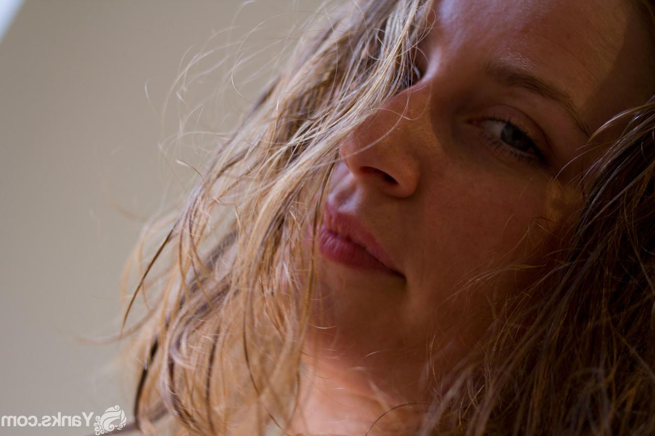 15P Das Amateurmädchen Nichole stellt auf einem Bett ihr großes Naturtalent zur Schau