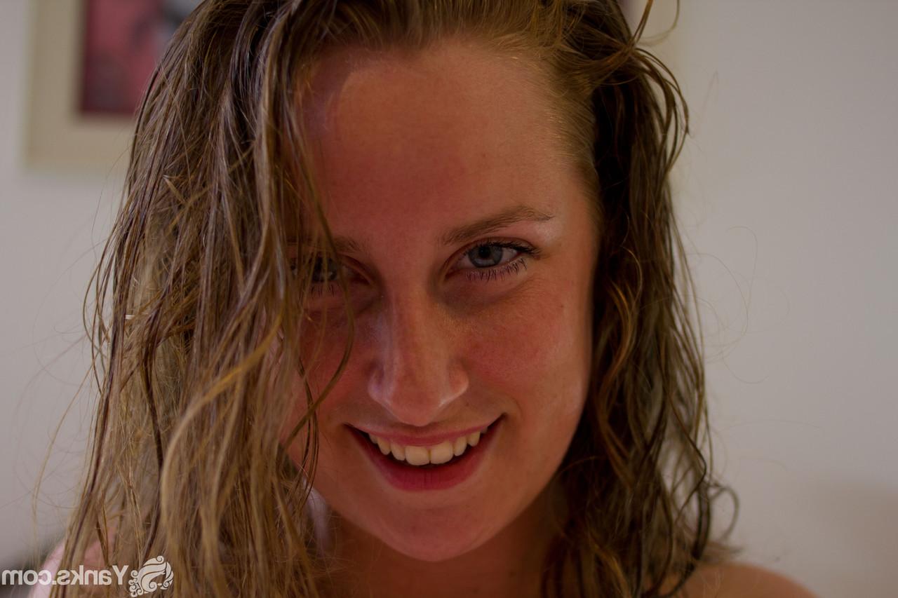 15P Das Amateurmädchen Nichole stellt auf einem Bett ihr großes Naturtalent zur Schau