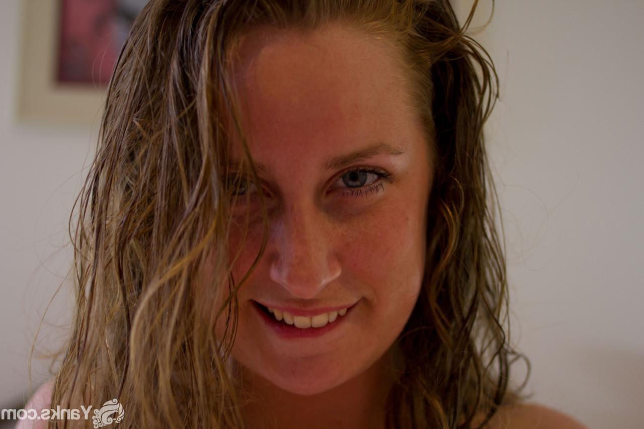 15P Das Amateurmädchen Nichole stellt auf einem Bett ihr großes Naturtalent zur Schau