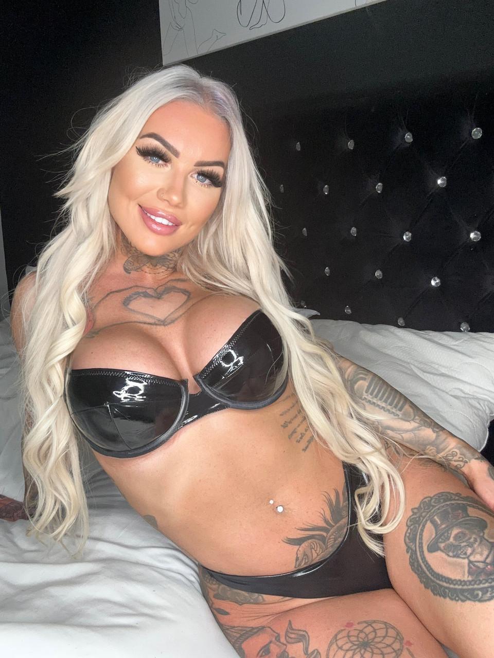 11P Сенсационная бомба OnlyFans Меган Лу показывает свое соблазнительное татуированное тело в соло