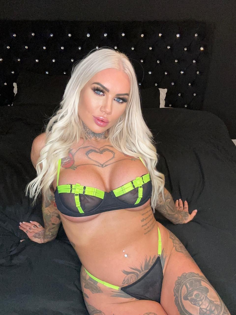 11P Сенсационная бомба OnlyFans Меган Лу показывает свое соблазнительное татуированное тело в соло