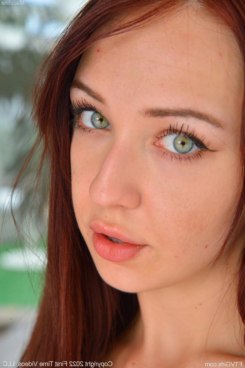 20P La seductora Madeline muestra sus perfectas tetas naturales y juega con su coño calvo