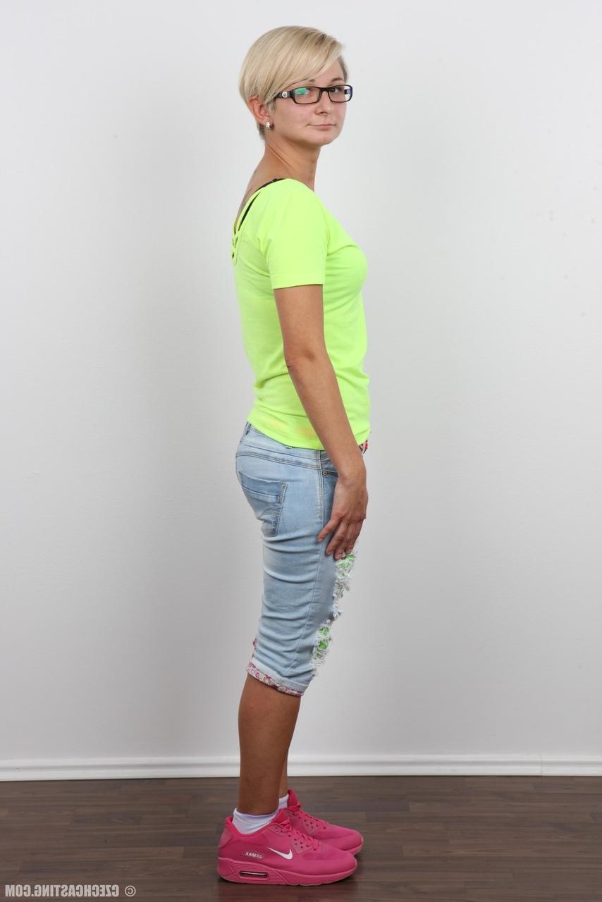 20P A loira de cabelos curtos Marie tira a calça jeans e o sutiã para mostrar os mamilos de perto
